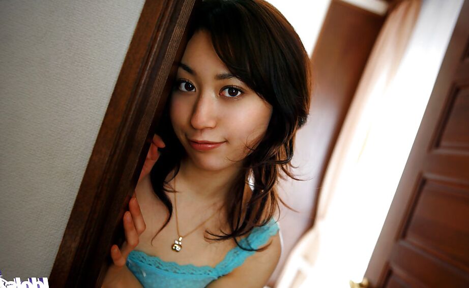 15P Pequena garota asiática com buceta peluda Momo Yoshizawa posando em lingerie