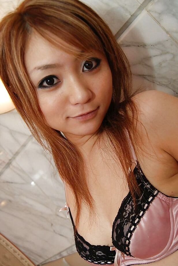 16P アジアの美女橋口さつきが服を脱いでマンコをクローズアップで晒す