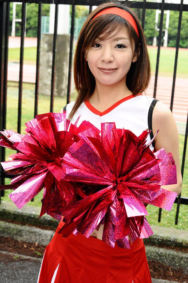 20P Die junge asiatische Cheerleaderin Akemi Matsuda lässt sich ihre haarige Muschi vollsahnen