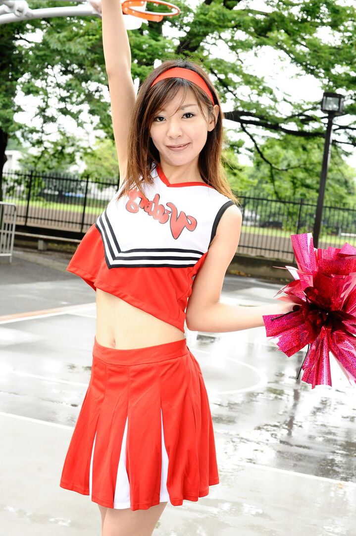 20P Die junge asiatische Cheerleaderin Akemi Matsuda lässt sich ihre haarige Muschi vollsahnen