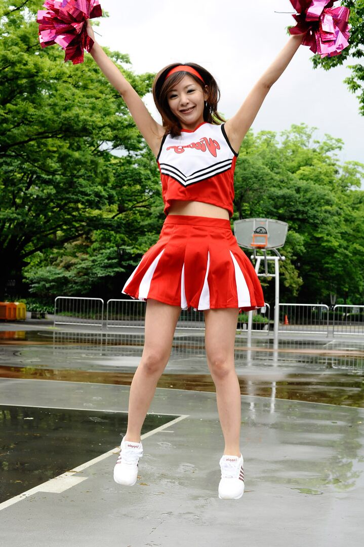 20P Die junge asiatische Cheerleaderin Akemi Matsuda lässt sich ihre haarige Muschi vollsahnen