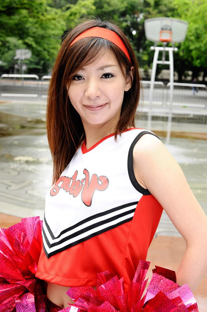 20P Die junge asiatische Cheerleaderin Akemi Matsuda lässt sich ihre haarige Muschi vollsahnen