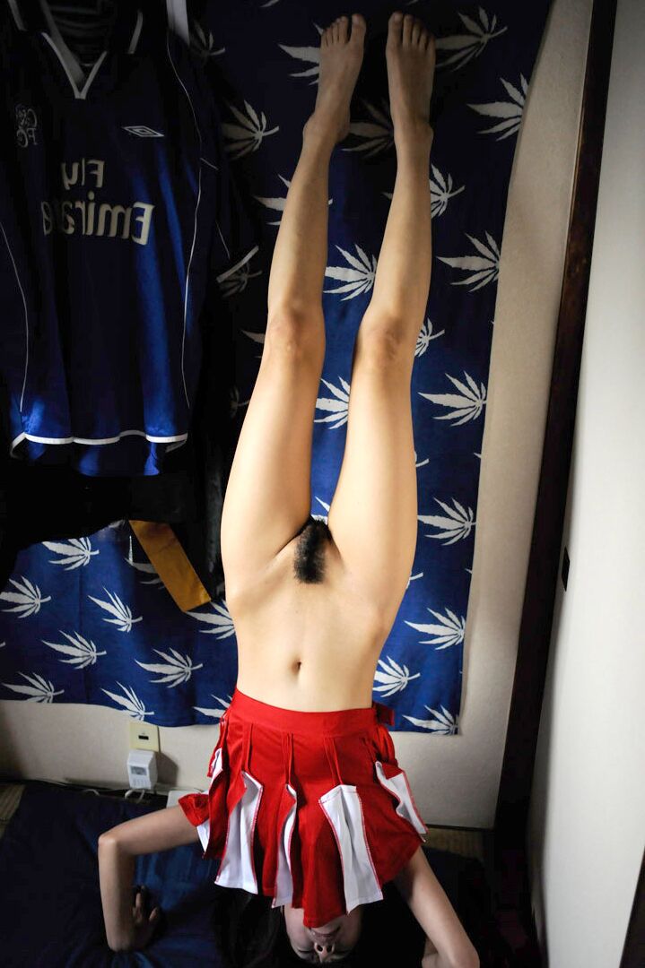 20P Die junge asiatische Cheerleaderin Akemi Matsuda lässt sich ihre haarige Muschi vollsahnen