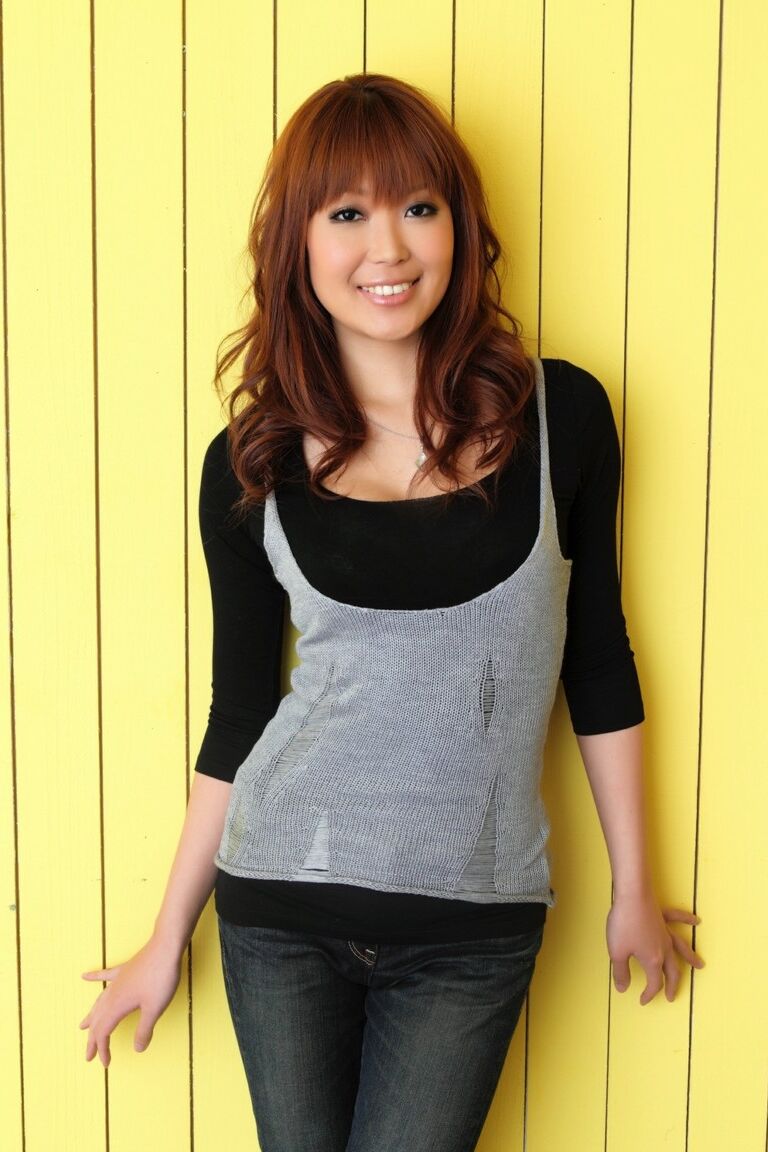 12P Garota japonesa gostosa com cabelo ruivo posa com sutiã sexy combinado com jeans e salto alto