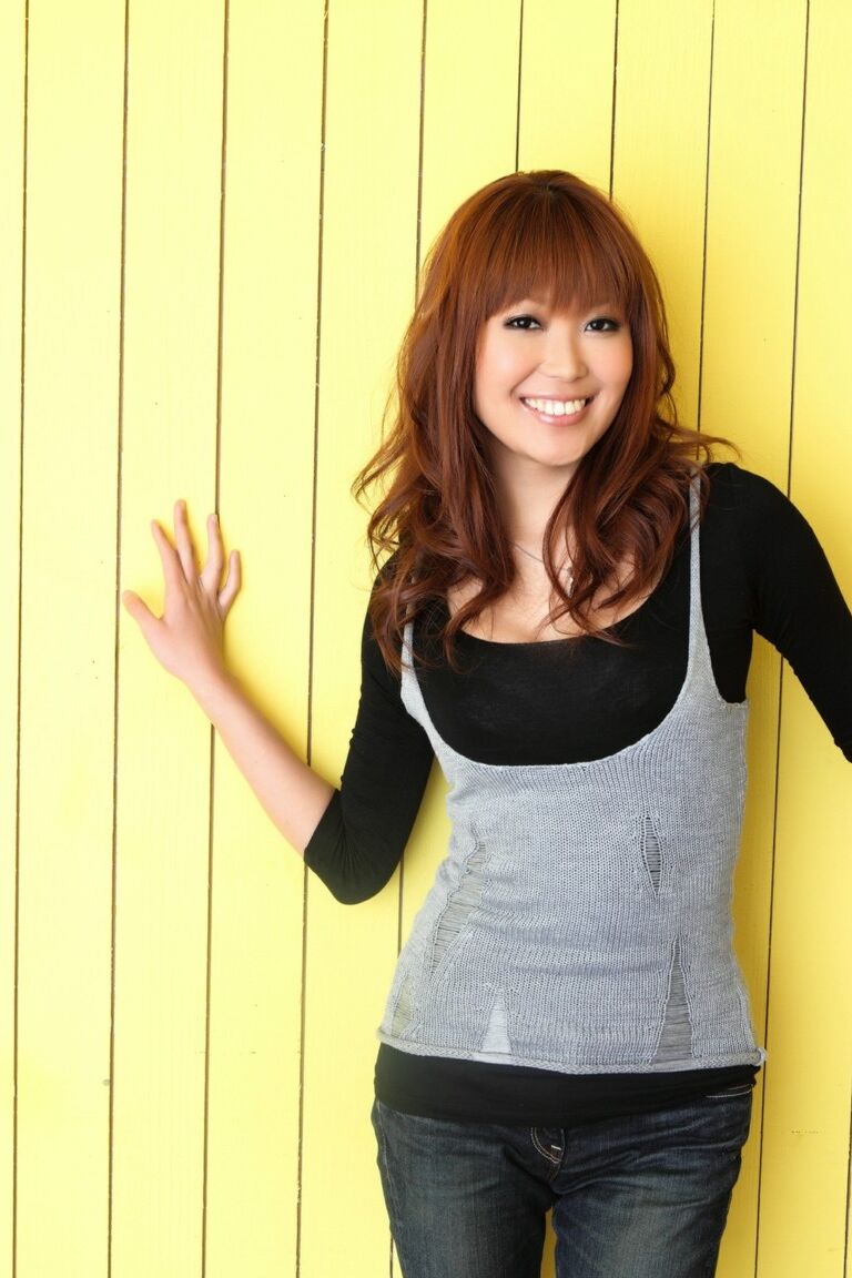 12P Garota japonesa gostosa com cabelo ruivo posa com sutiã sexy combinado com jeans e salto alto