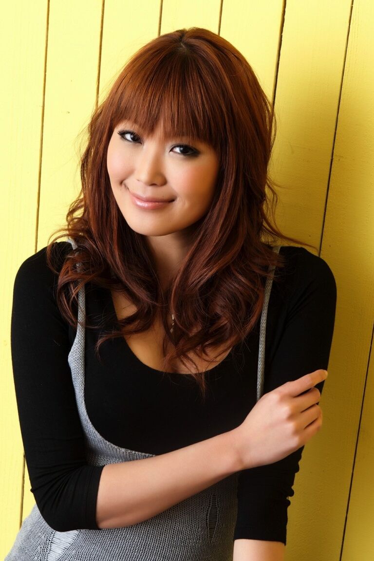 12P Garota japonesa gostosa com cabelo ruivo posa com sutiã sexy combinado com jeans e salto alto