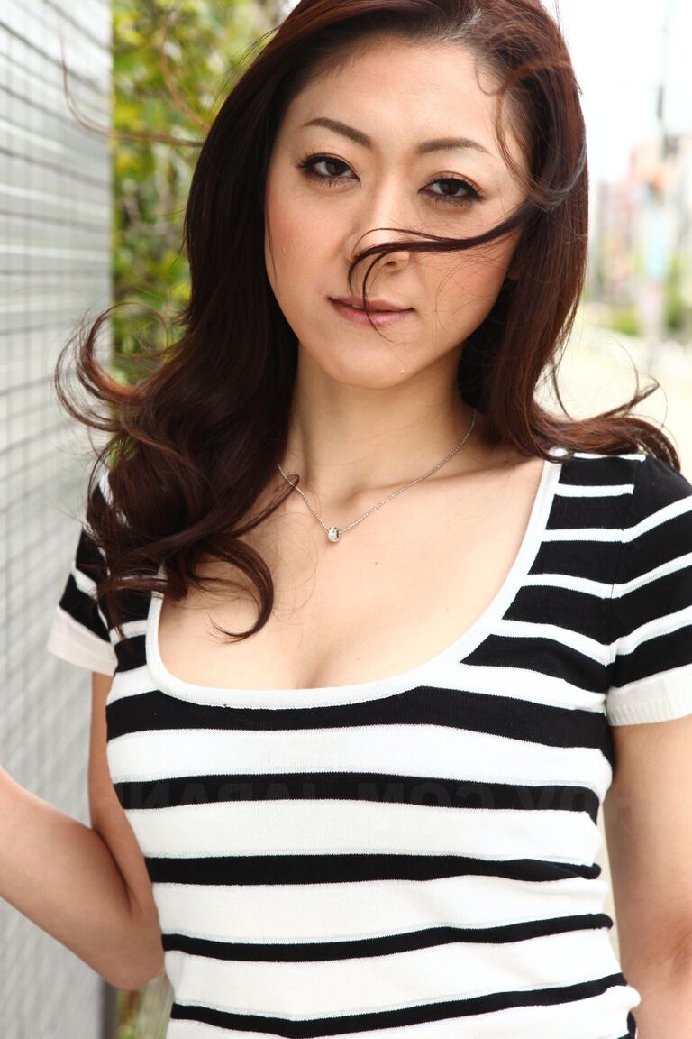15P Ruri Hayami, une MILF japonaise solitaire, a besoin d'une photo de profil pour un site de rencontres