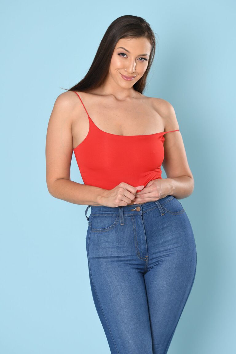 21P Belleza morena con grandes tetas muestra su increíble culo y es embestida