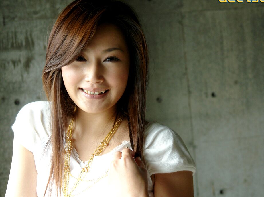Das 12P-asiatische Mädchen Minami Ohtsuki zeigt ihre beschnittene Möse durch ihre zerrissenen Jeans