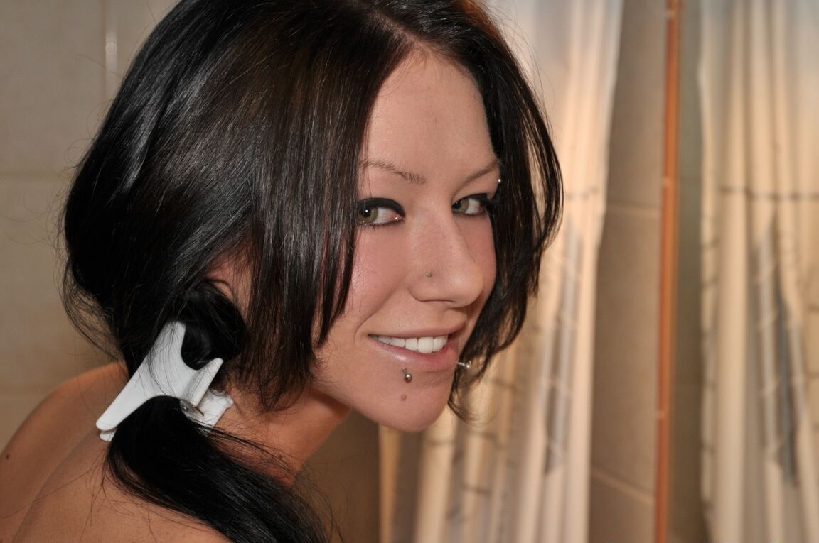 15P A garota amadora Dawn Avril adora exibir seus pés sensíveis e sua bunda sexy