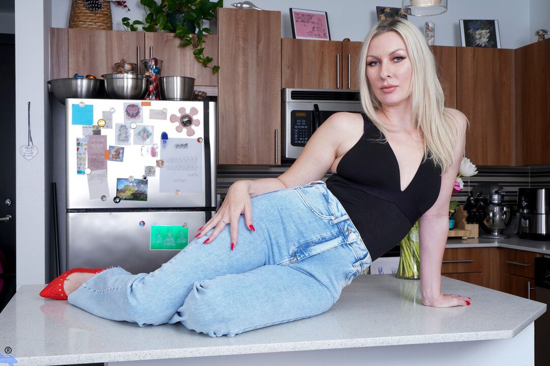 16P Die blonde und vollbusige Sydney Paige ist die Art von MILF, die nie genug bekommen wird