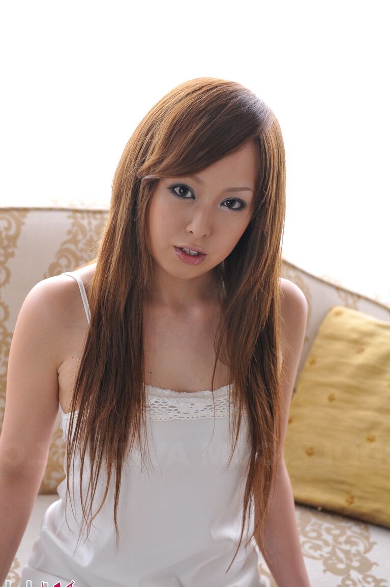 15P Linda ruiva japonesa Ichika tira sandálias de salto alto em vestido branco