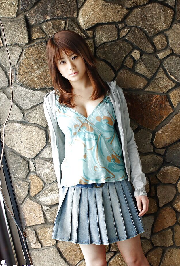 16P Asiática tetona con culo sexy Sumire Aida quitándose la ropa