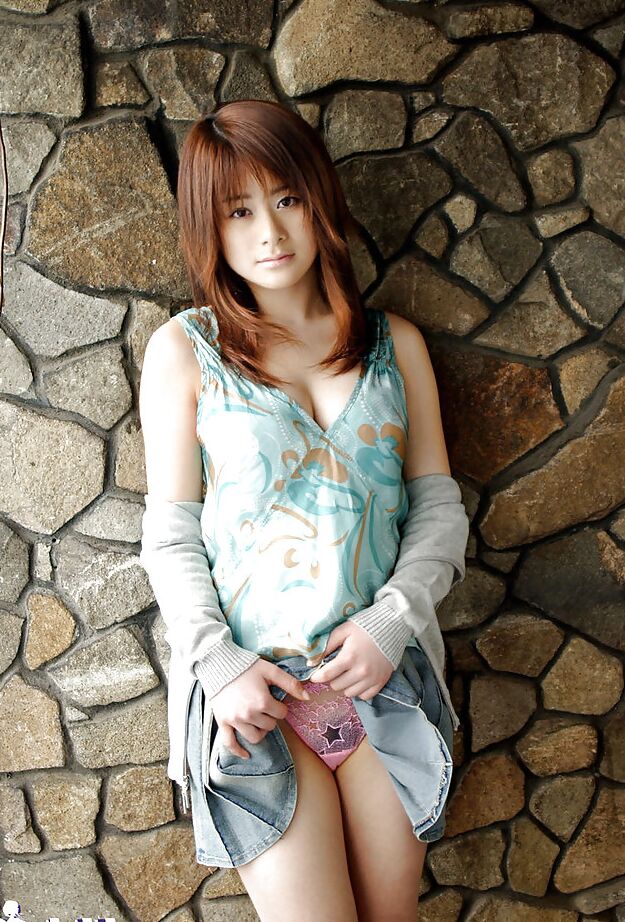 16P Asiática tetona con culo sexy Sumire Aida quitándose la ropa