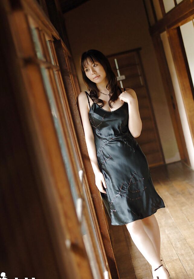 16P 甘いアジアの美女竹内あいがストリップして魅力的な曲線を露出