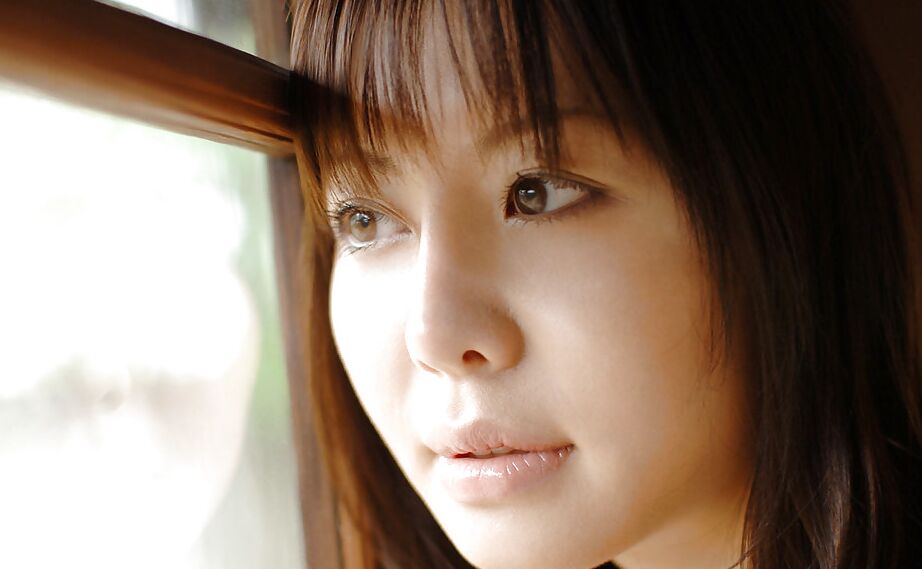 16P 甘いアジアの美女竹内あいがストリップして魅力的な曲線を露出