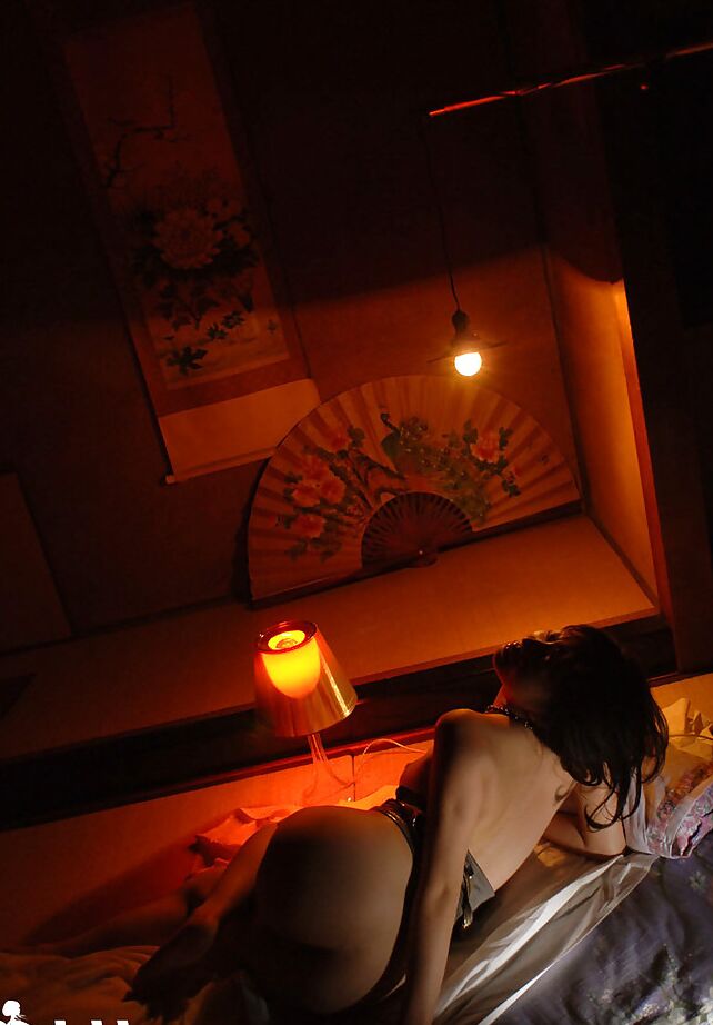 16P 甘いアジアの美女竹内あいがストリップして魅力的な曲線を露出