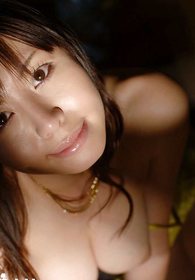 16P 甘いアジアの美女竹内あいがストリップして魅力的な曲線を露出