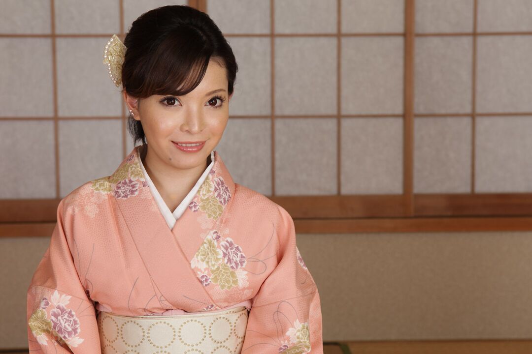 21P La esposa japonesa Hikaru Kirishima se quita la bata