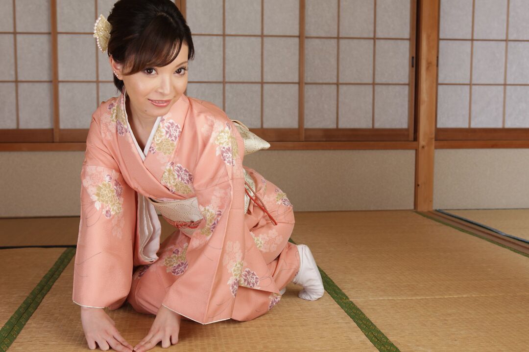 21P La esposa japonesa Hikaru Kirishima se quita la bata