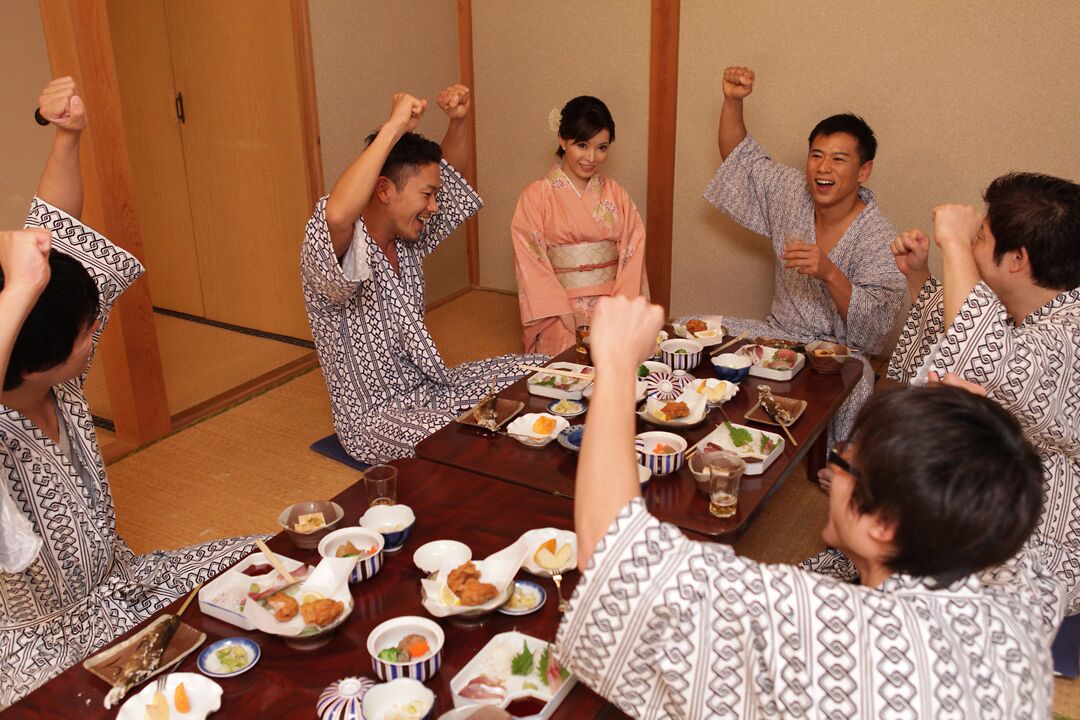 21P La esposa japonesa Hikaru Kirishima se quita la bata