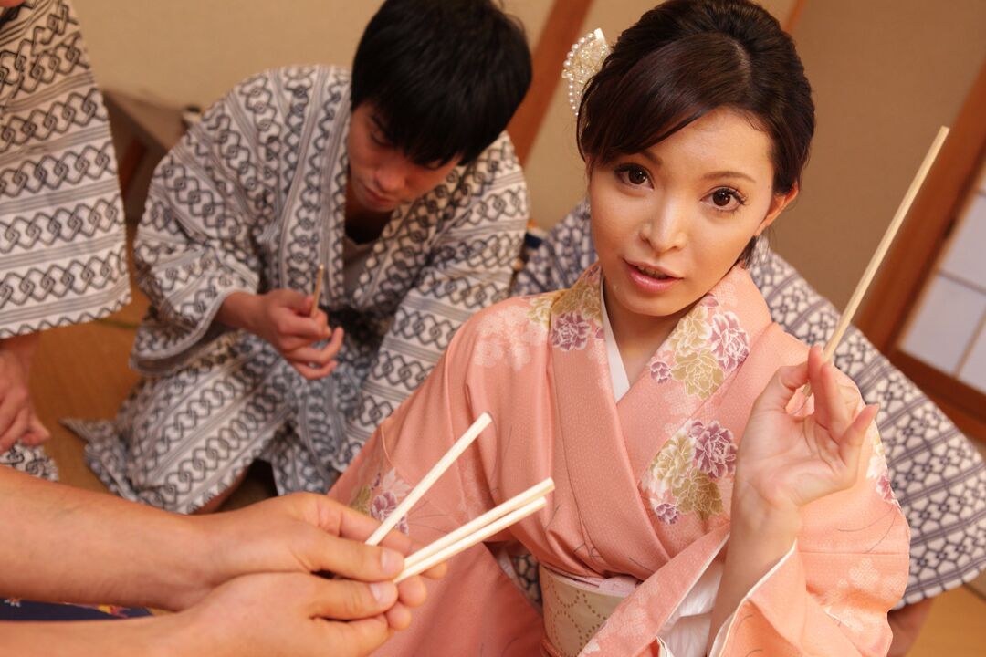 21P La esposa japonesa Hikaru Kirishima se quita la bata