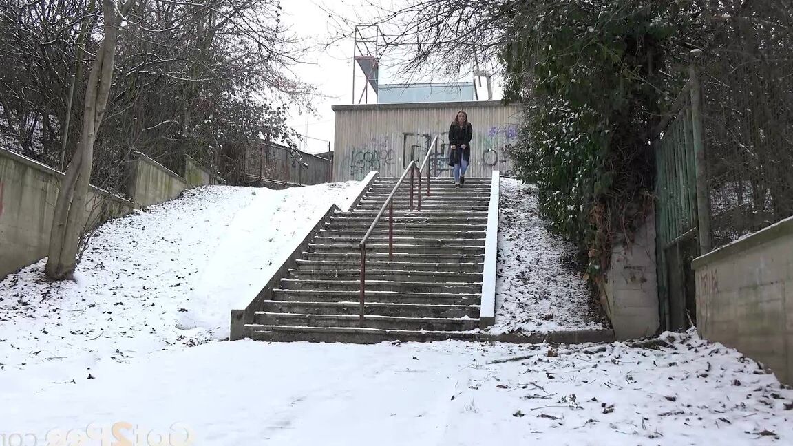 15P Gorgeous babe Dafne relieves herself in the snow