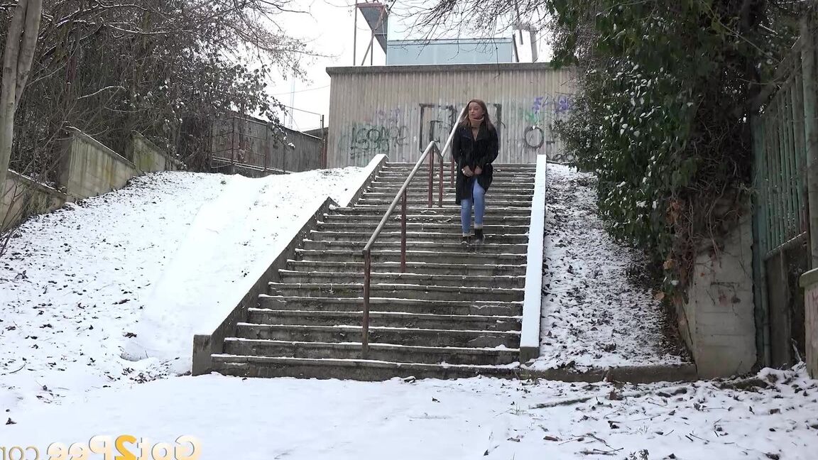 15P Gorgeous babe Dafne relieves herself in the snow