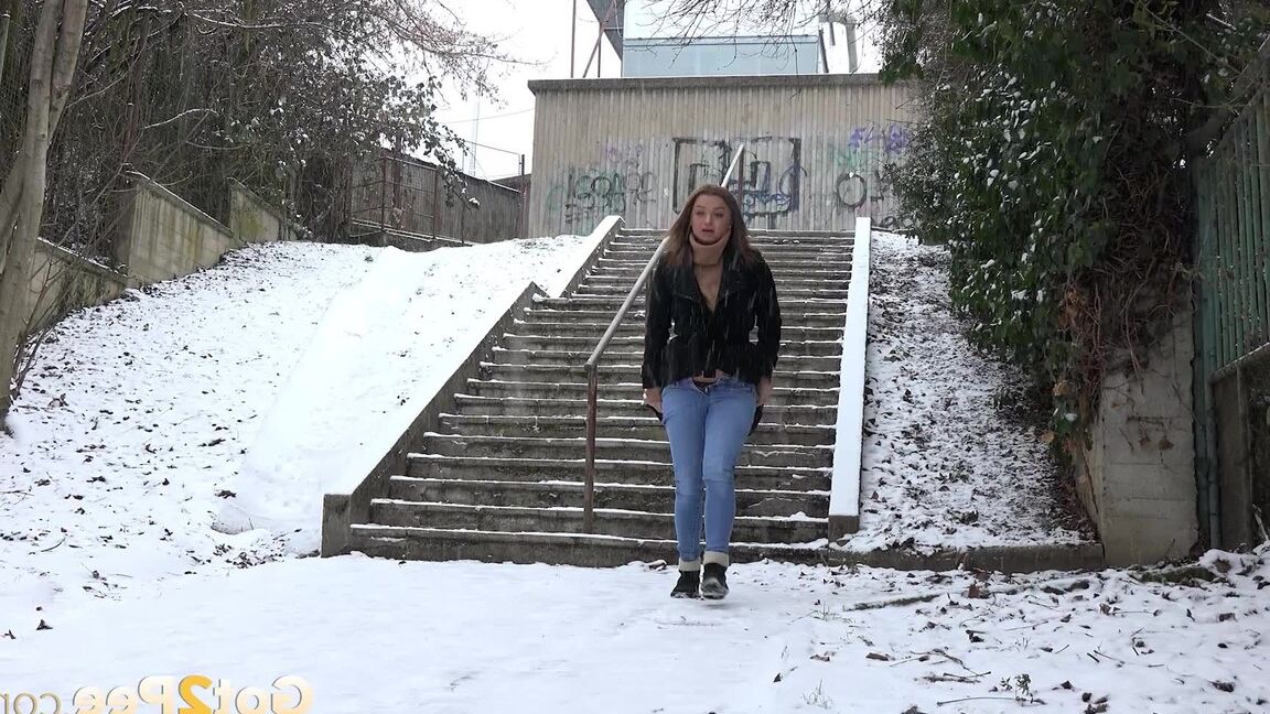 15P Gorgeous babe Dafne relieves herself in the snow