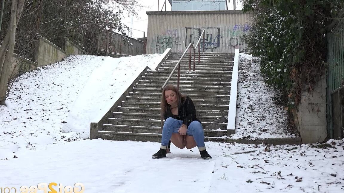 15P Gorgeous babe Dafne relieves herself in the snow