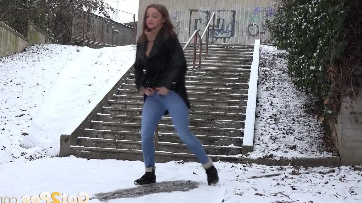 15P Gorgeous babe Dafne relieves herself in the snow