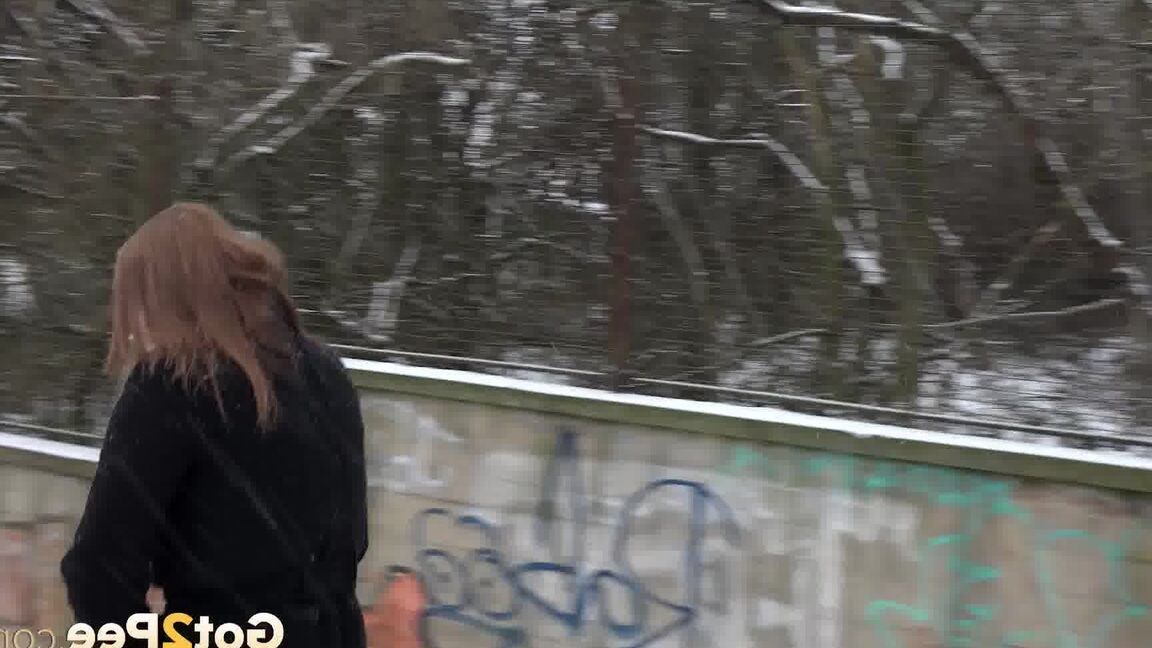 15P Gorgeous babe Dafne relieves herself in the snow