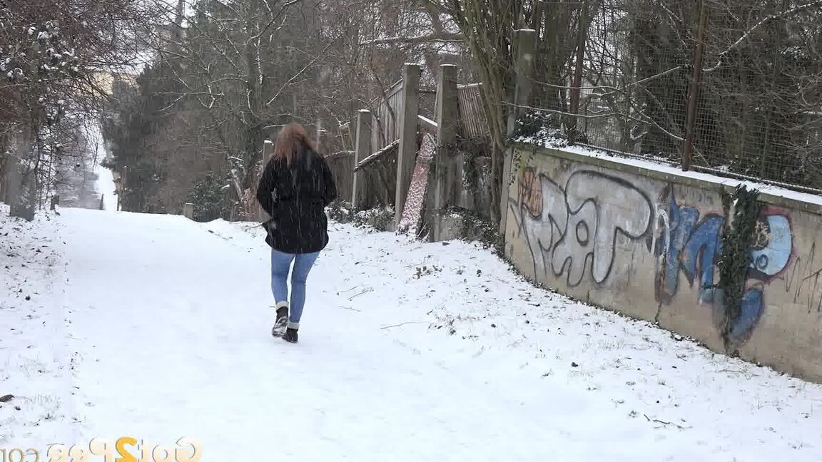 15P Gorgeous babe Dafne relieves herself in the snow