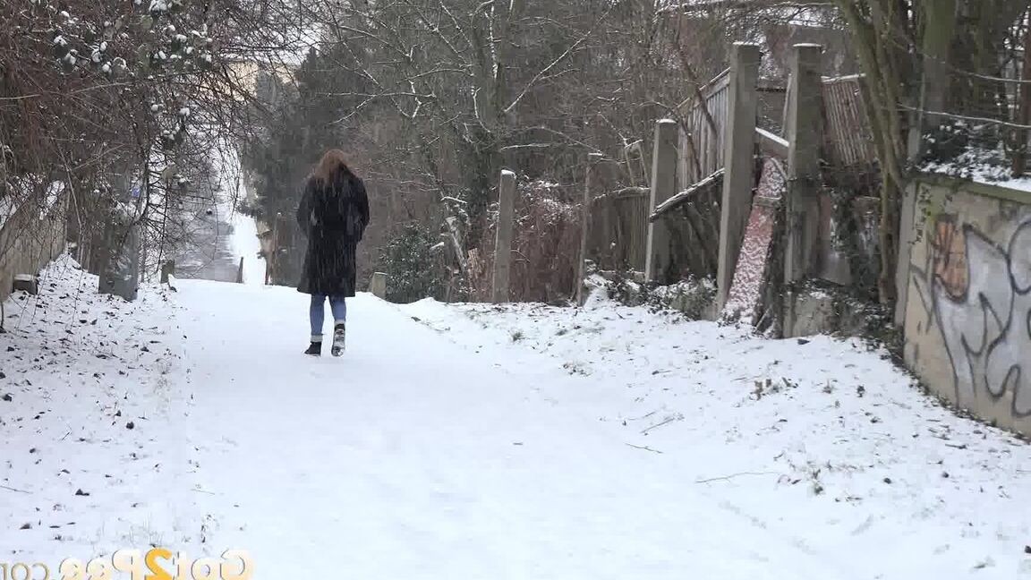 15P Gorgeous babe Dafne relieves herself in the snow