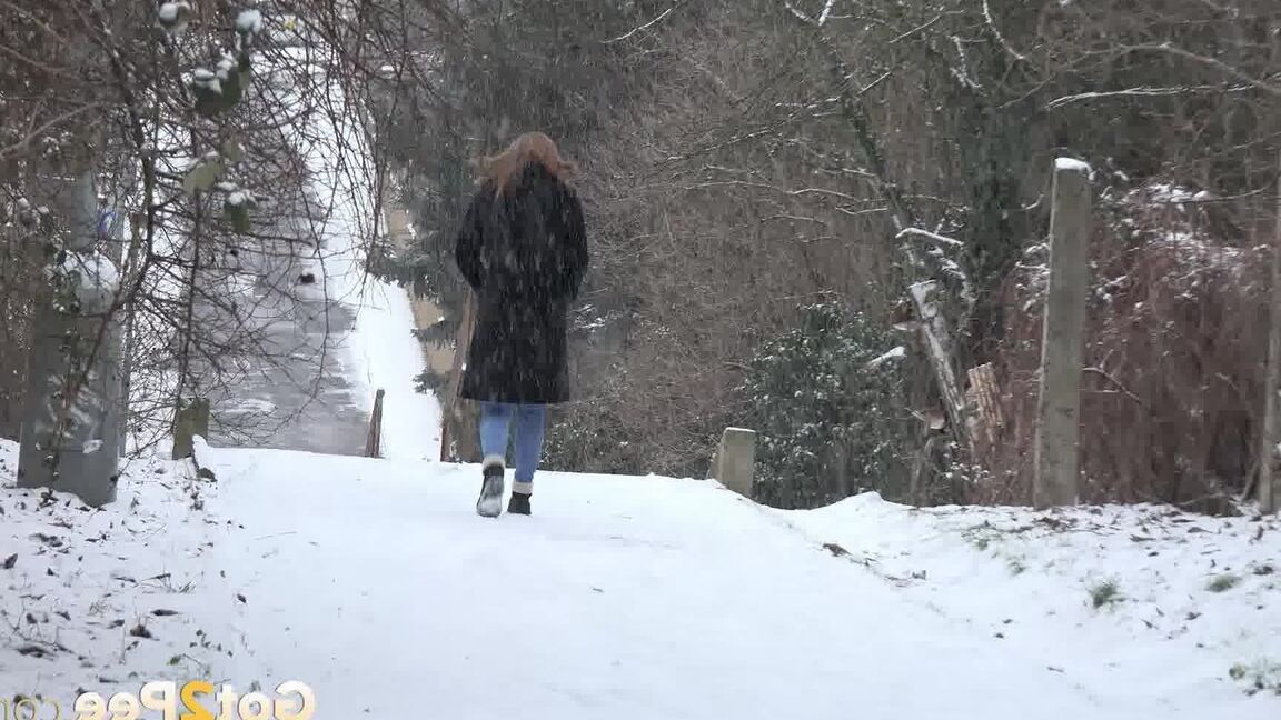 15P Gorgeous babe Dafne relieves herself in the snow