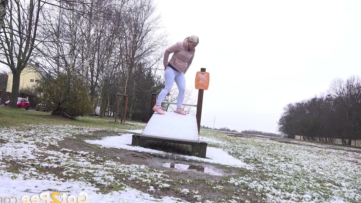 15P Licky Lex squats and melts the snow with pee