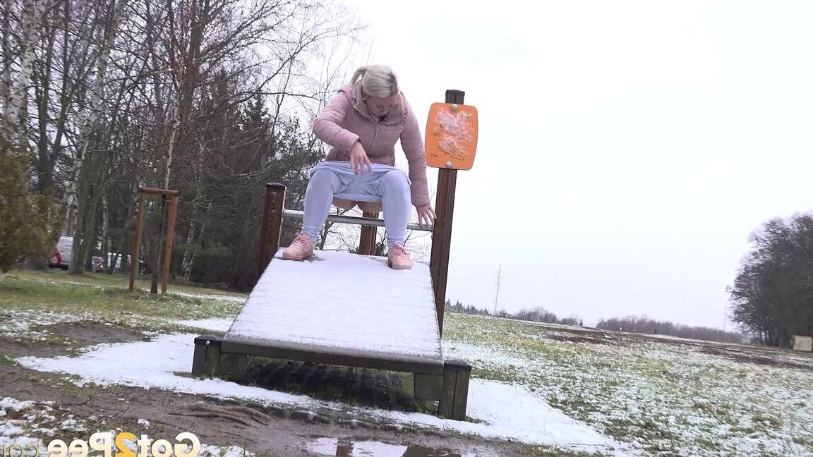 15P Licky Lex squats and melts the snow with pee