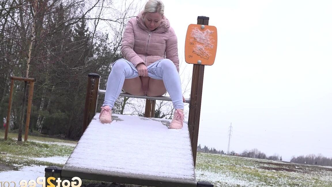 15P Licky Lex squats and melts the snow with pee