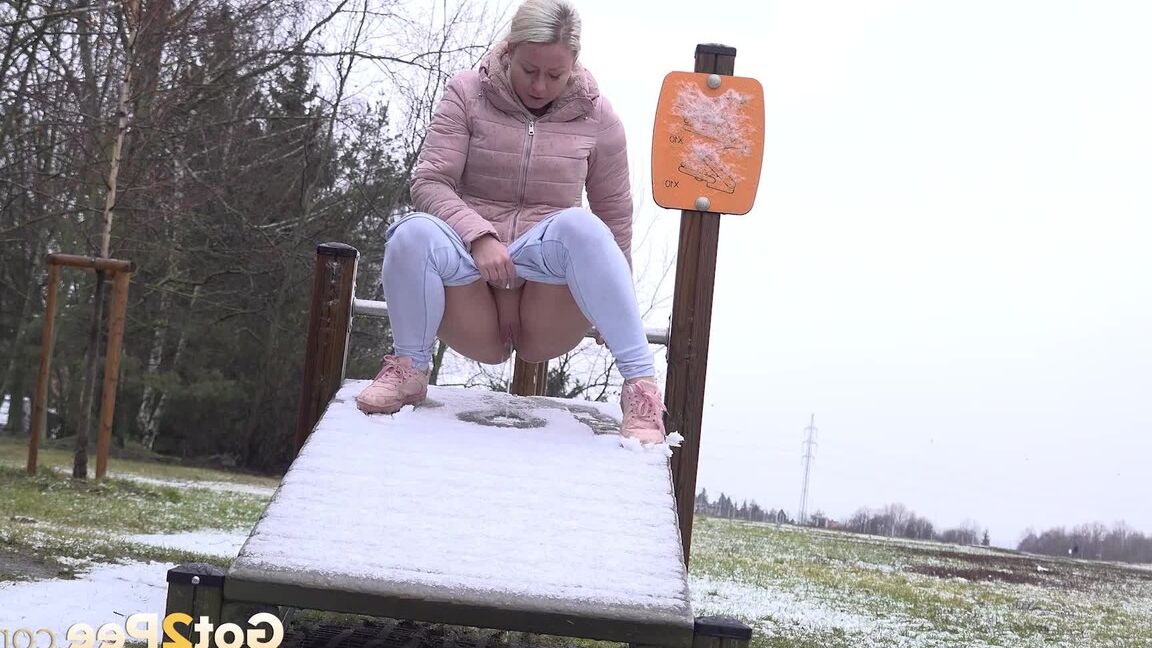 15P Licky Lex squats and melts the snow with pee