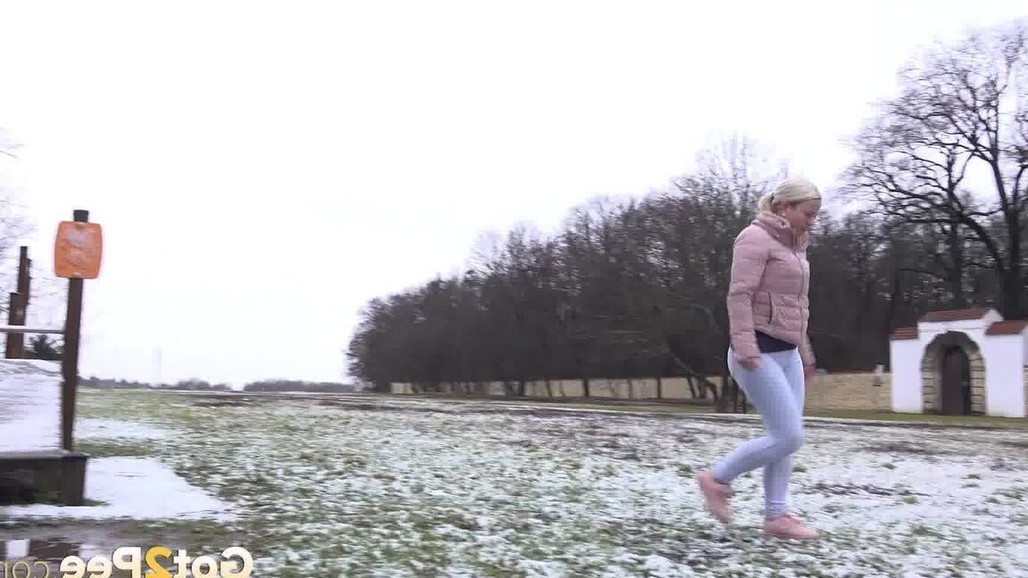 15P Licky Lex squats and melts the snow with pee