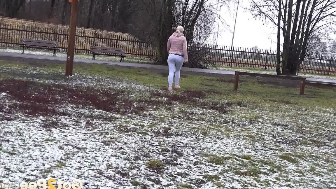 15P Licky Lex squats and melts the snow with pee