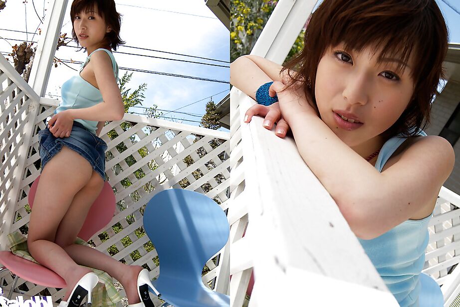 16P La linda asiática Nana Okano mostrando sus tetas y su coño peludo al aire libre