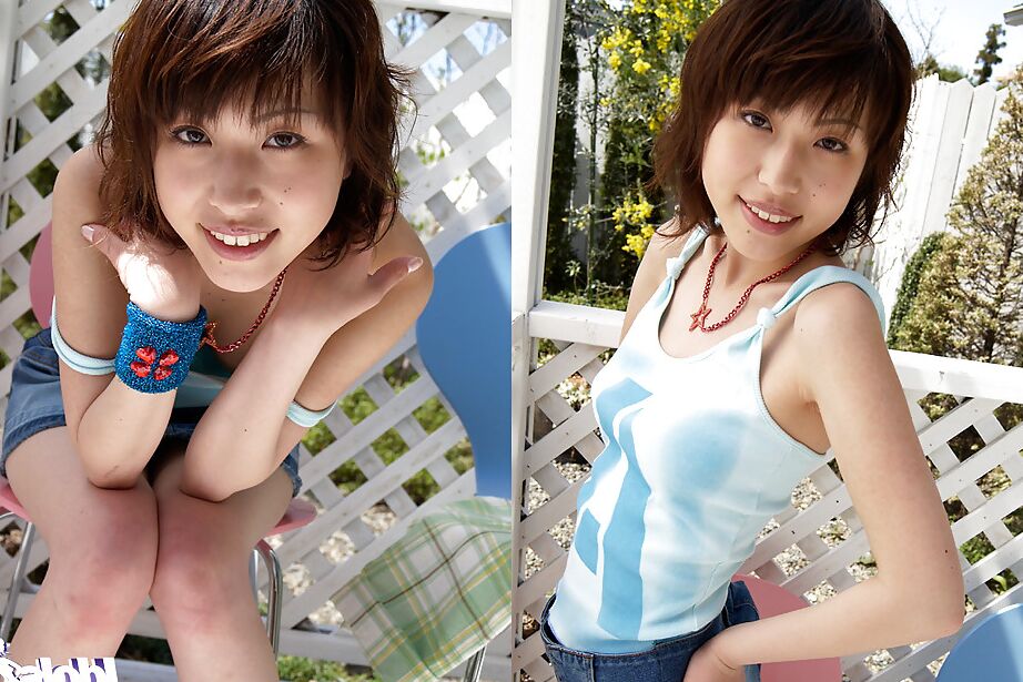 16P La linda asiática Nana Okano mostrando sus tetas y su coño peludo al aire libre