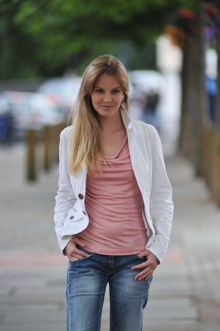 12P La belle blonde Rose caresse ses jolis seins après une promenade en public