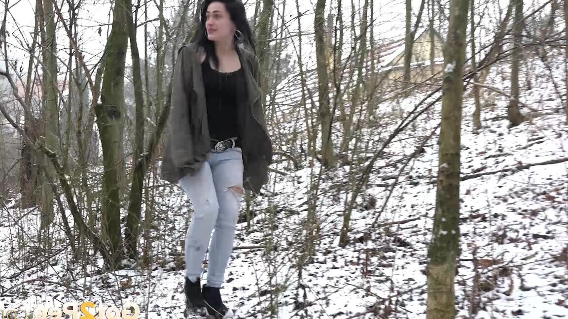 15P Gorgeous babe relieves her pee desperation