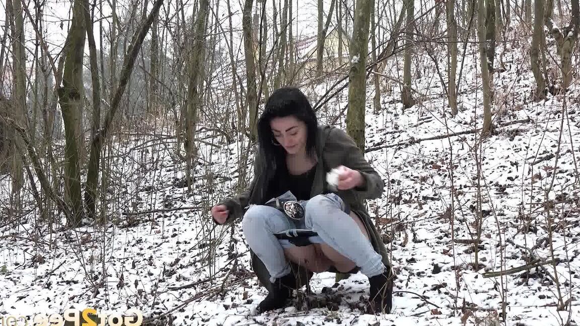 15P Gorgeous babe relieves her pee desperation