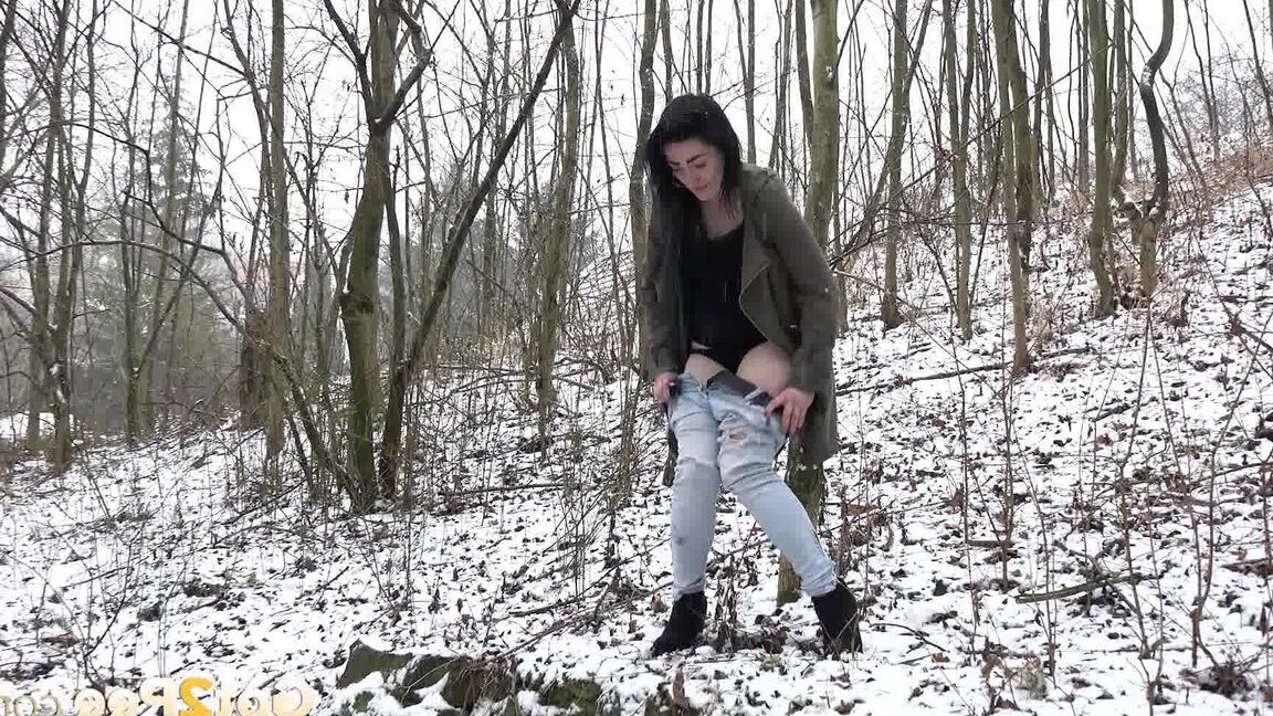 15P Gorgeous babe relieves her pee desperation