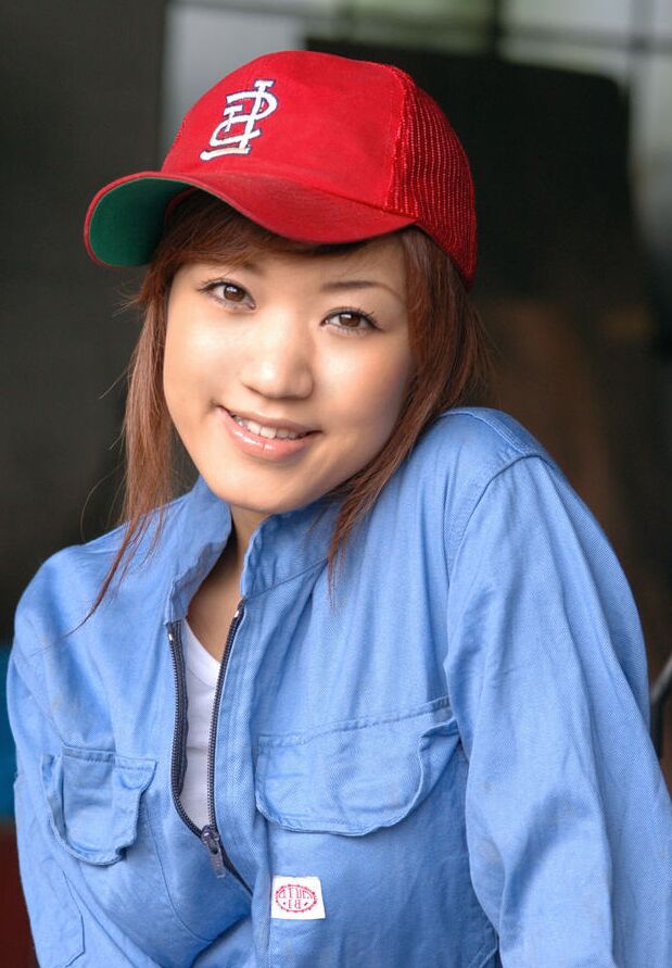 16P Une salope asiatique coquine aime la baise dans un garage quand l'envie la frappe, elle et son amie