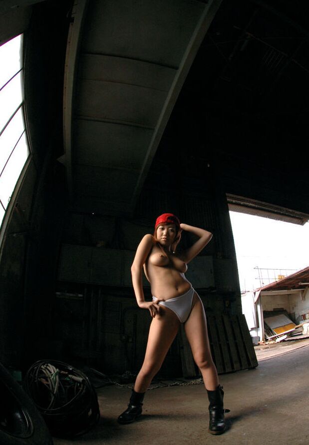 16P Une salope asiatique coquine aime la baise dans un garage quand l'envie la frappe, elle et son amie