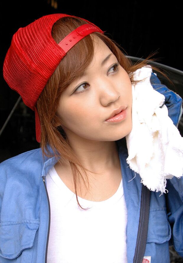 16P Une salope asiatique coquine aime la baise dans un garage quand l'envie la frappe, elle et son amie
